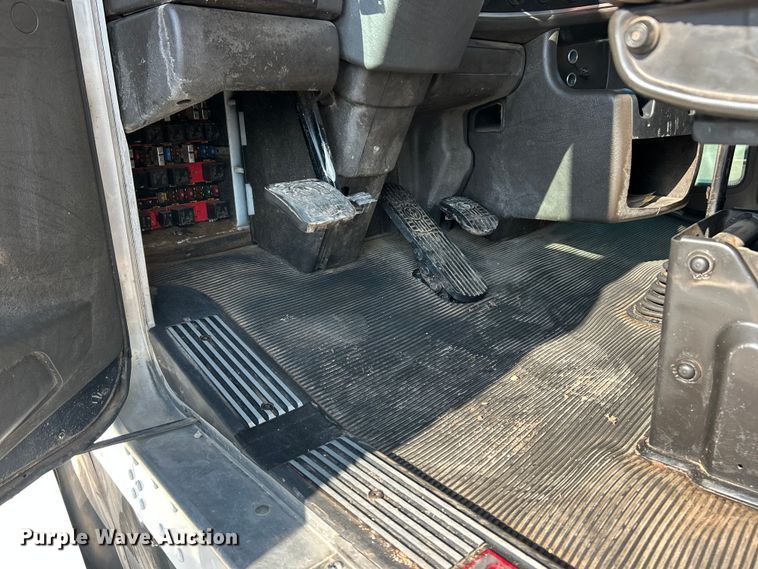 image for item FC2844 2014 Kenworth T800 semi truck