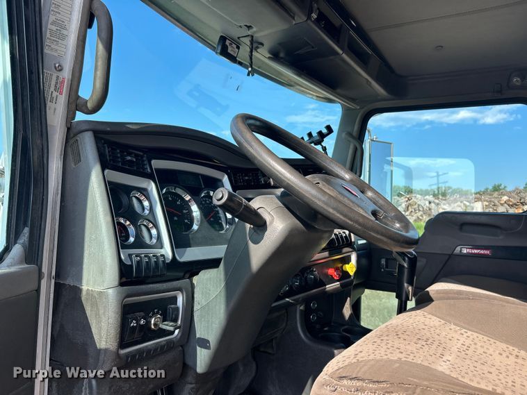 image for item FC2844 2014 Kenworth T800 semi truck