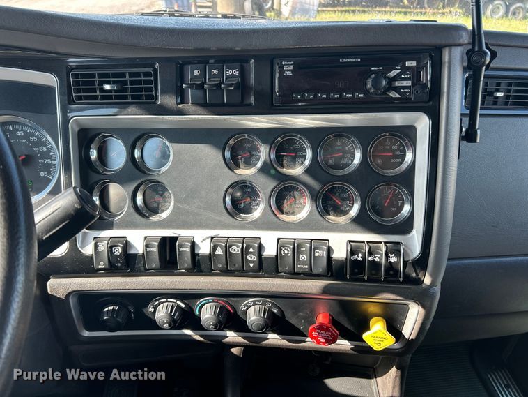 image for item FC2844 2014 Kenworth T800 semi truck