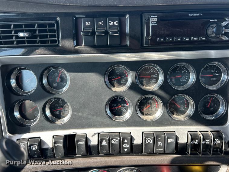 image for item FC2844 2014 Kenworth T800 semi truck