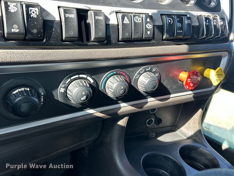 image for item FC2844 2014 Kenworth T800 semi truck
