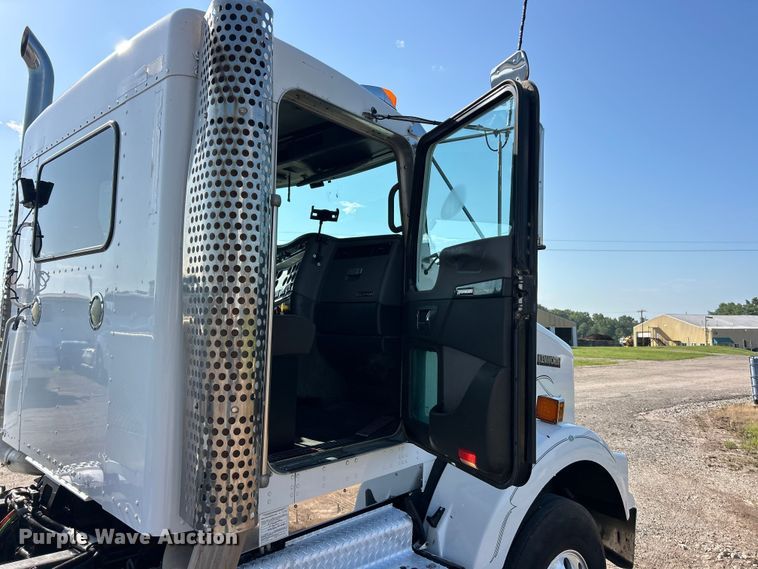 image for item FC2844 2014 Kenworth T800 semi truck