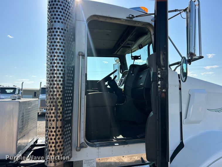 image for item FC2844 2014 Kenworth T800 semi truck