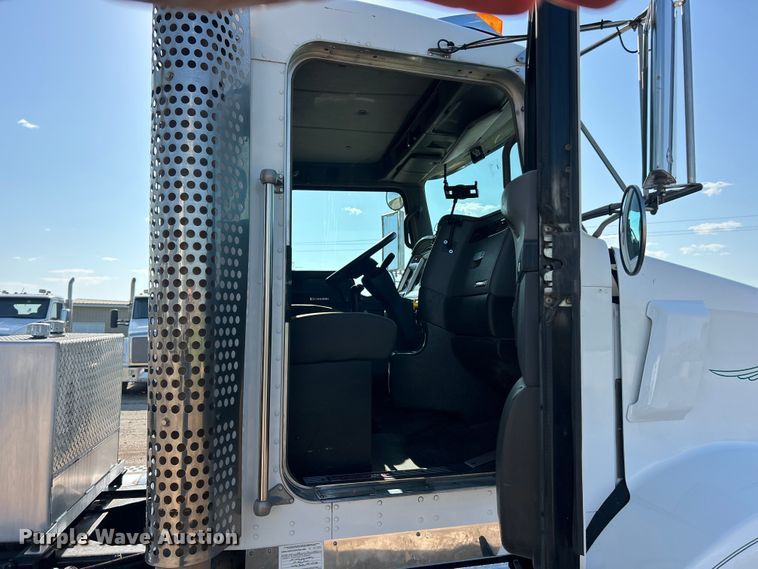 image for item FC2844 2014 Kenworth T800 semi truck