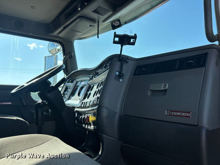 image for item FC2844 2014 Kenworth T800 semi truck