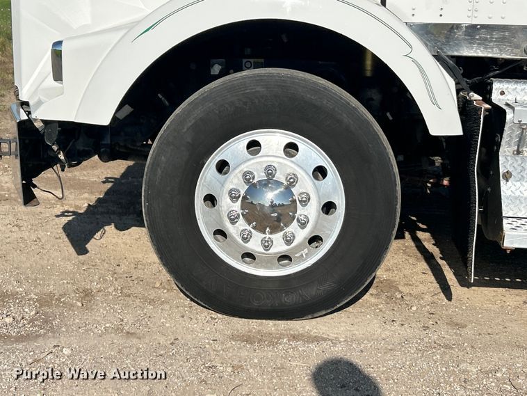 image for item FC2844 2014 Kenworth T800 semi truck