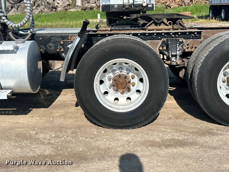 image for item FC2844 2014 Kenworth T800 semi truck