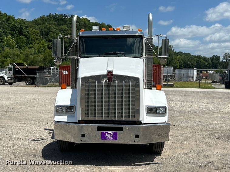 image for item FC2845 2014 Kenworth T800 semi truck