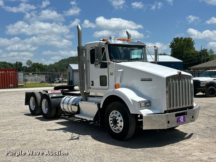 image for item FC2845 2014 Kenworth T800 semi truck