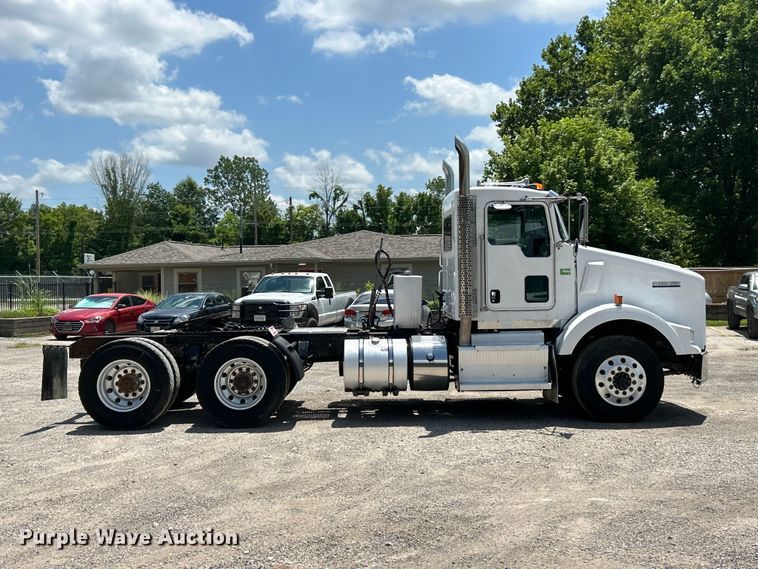 image for item FC2845 2014 Kenworth T800 semi truck