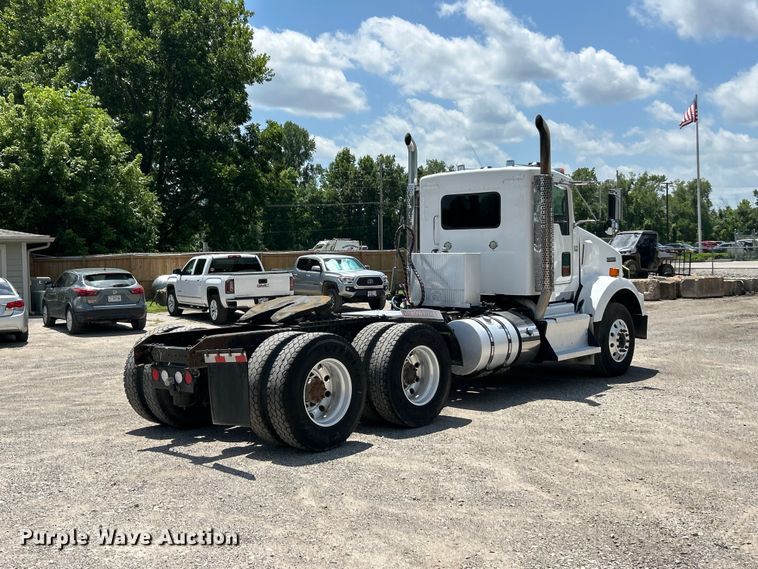 image for item FC2845 2014 Kenworth T800 semi truck