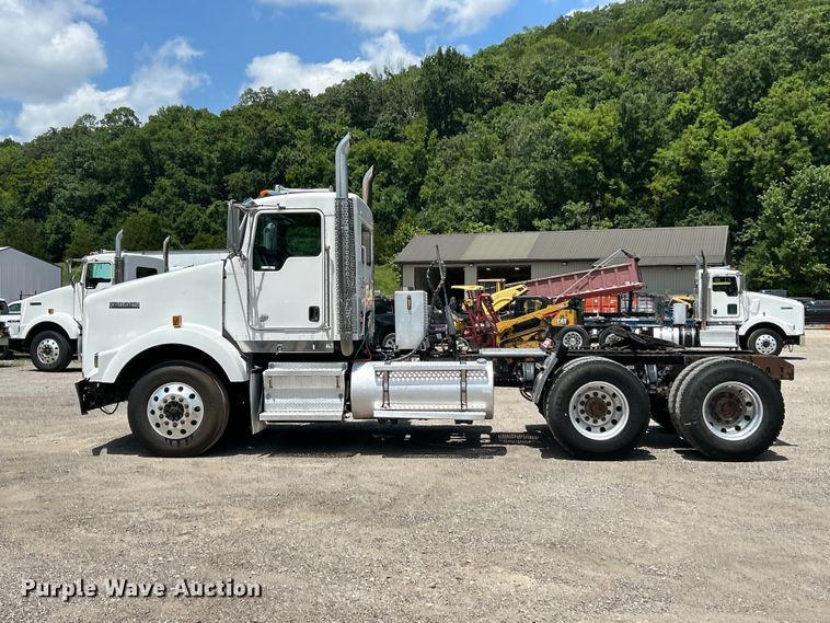 image for item FC2845 2014 Kenworth T800 semi truck