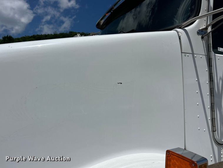 image for item FC2845 2014 Kenworth T800 semi truck