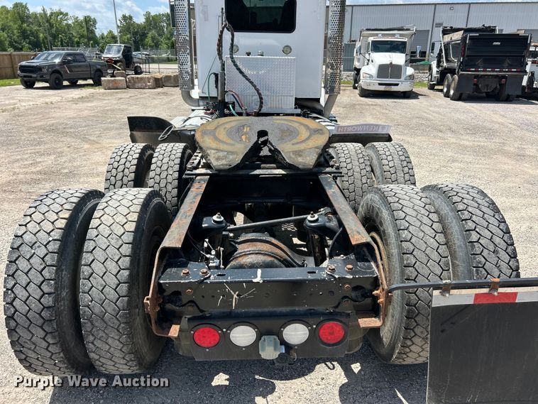 image for item FC2845 2014 Kenworth T800 semi truck
