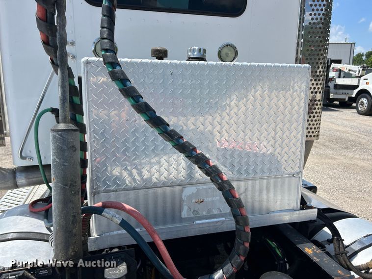 image for item FC2845 2014 Kenworth T800 semi truck