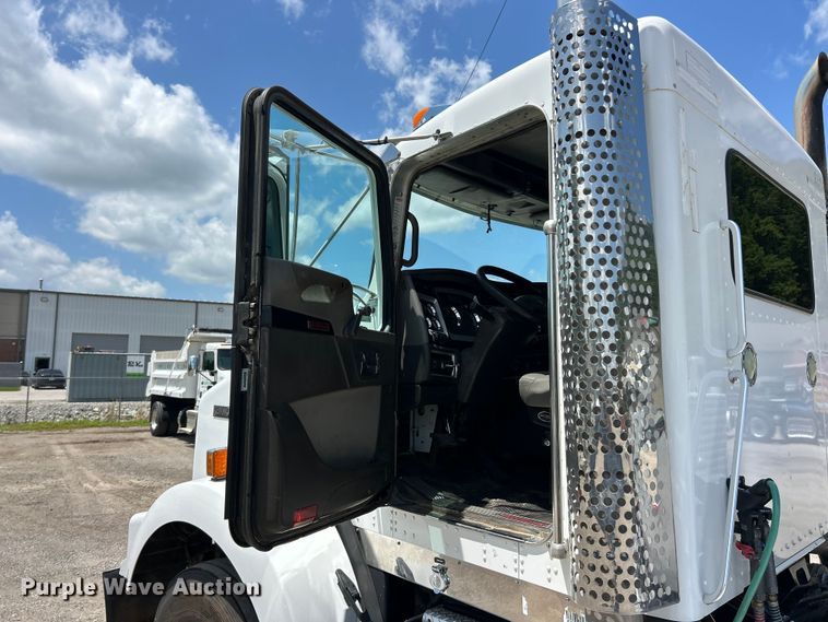 image for item FC2845 2014 Kenworth T800 semi truck