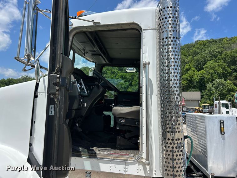 image for item FC2845 2014 Kenworth T800 semi truck
