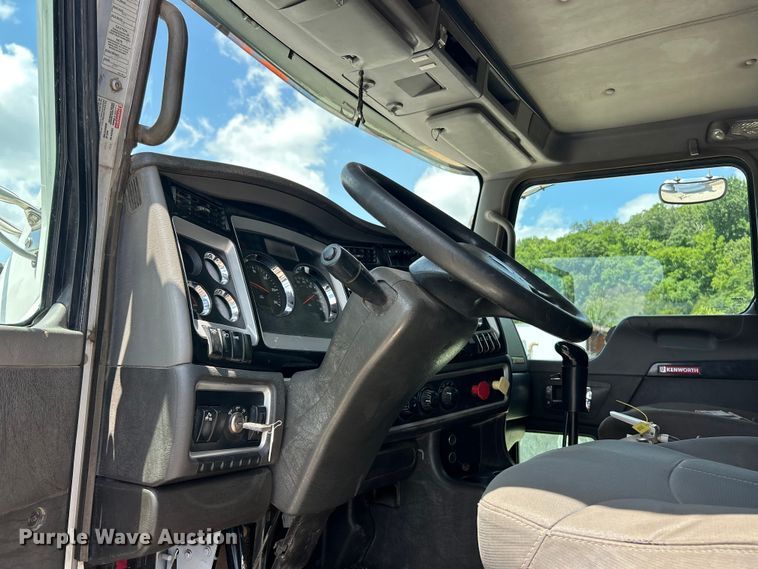 image for item FC2845 2014 Kenworth T800 semi truck