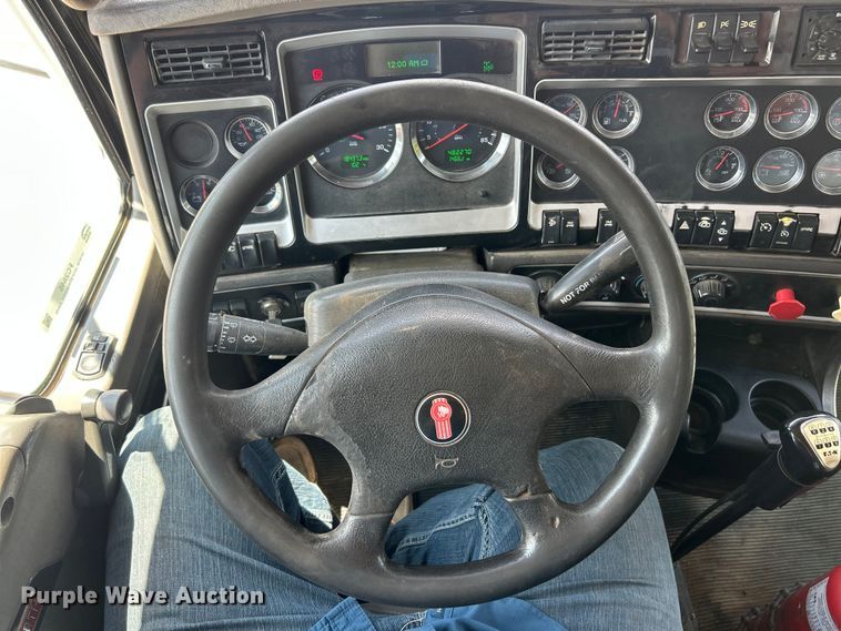 image for item FC2845 2014 Kenworth T800 semi truck