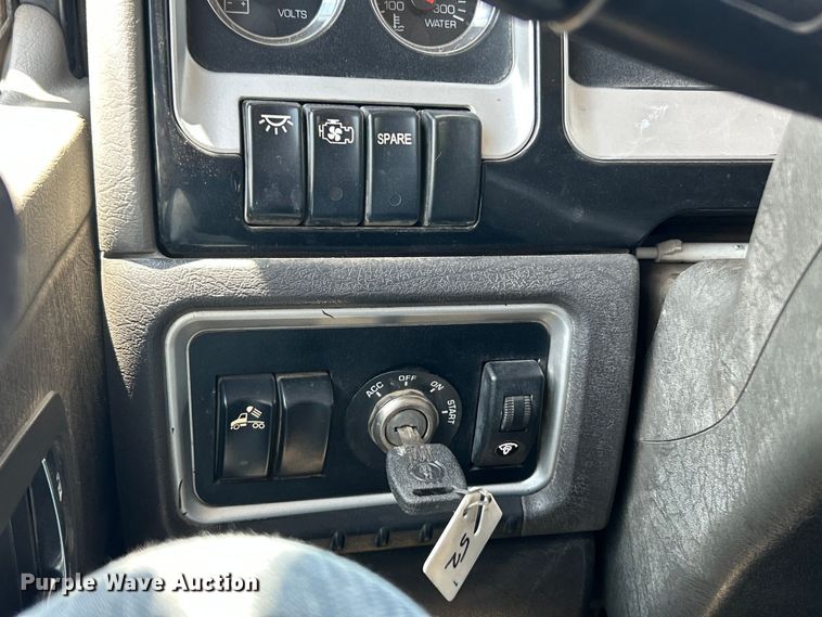 image for item FC2845 2014 Kenworth T800 semi truck