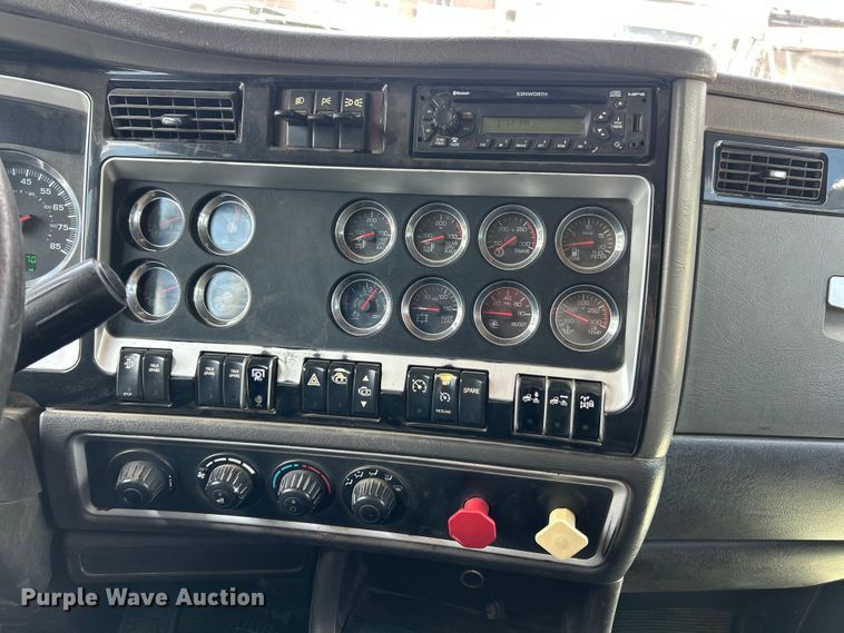 image for item FC2845 2014 Kenworth T800 semi truck