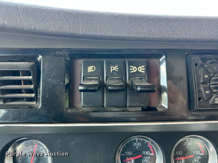 image for item FC2845 2014 Kenworth T800 semi truck