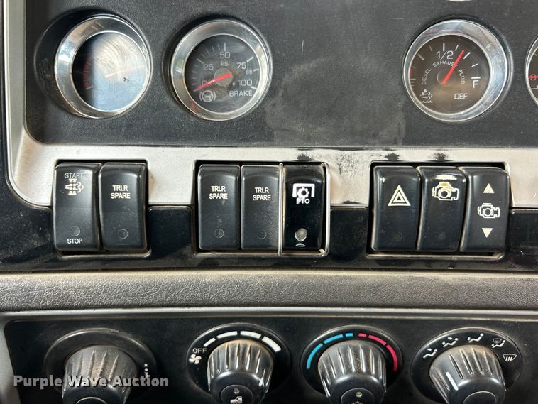 image for item FC2845 2014 Kenworth T800 semi truck