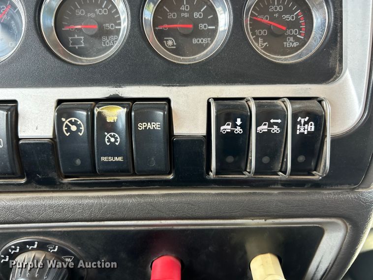 image for item FC2845 2014 Kenworth T800 semi truck