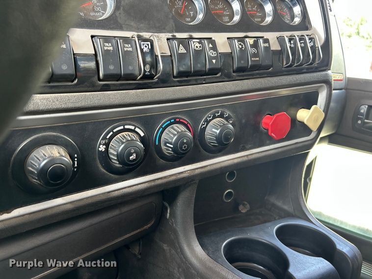 image for item FC2845 2014 Kenworth T800 semi truck