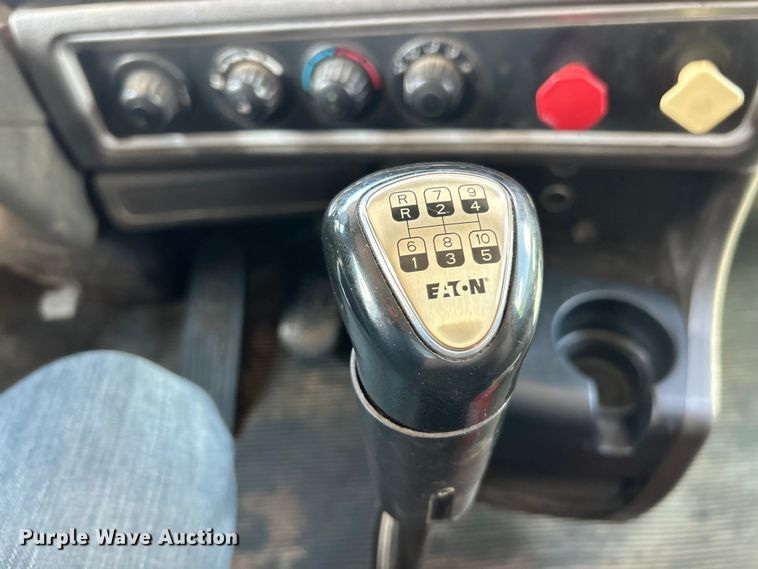 image for item FC2845 2014 Kenworth T800 semi truck