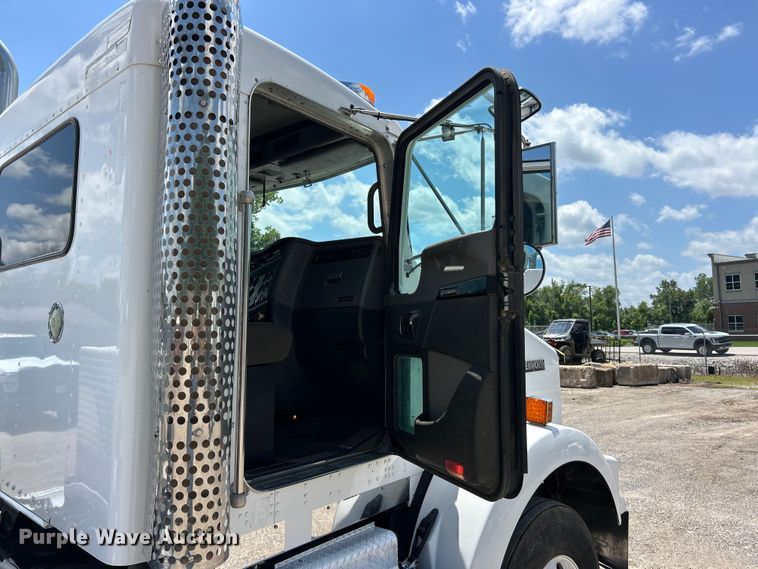 image for item FC2845 2014 Kenworth T800 semi truck