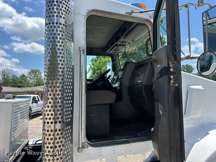 image for item FC2845 2014 Kenworth T800 semi truck