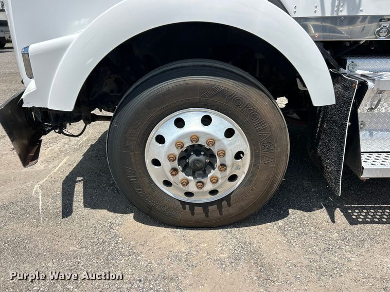 image for item FC2845 2014 Kenworth T800 semi truck