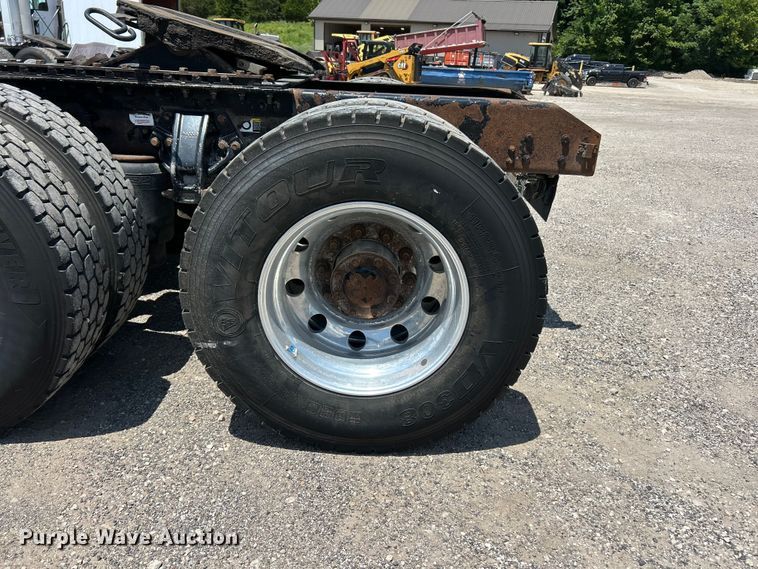 image for item FC2845 2014 Kenworth T800 semi truck