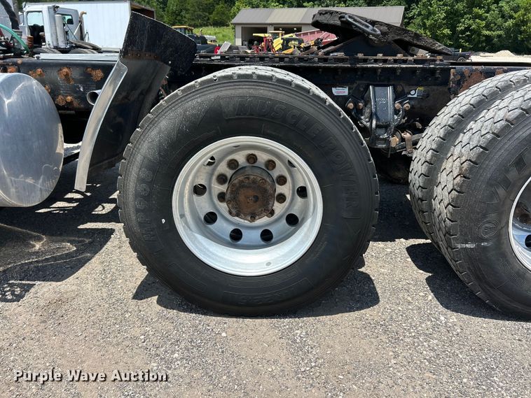 image for item FC2845 2014 Kenworth T800 semi truck