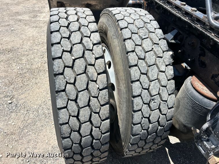 image for item FC2845 2014 Kenworth T800 semi truck