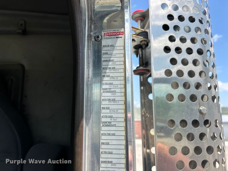 image for item FC2845 2014 Kenworth T800 semi truck