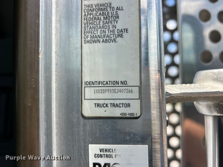 image for item FC2845 2014 Kenworth T800 semi truck