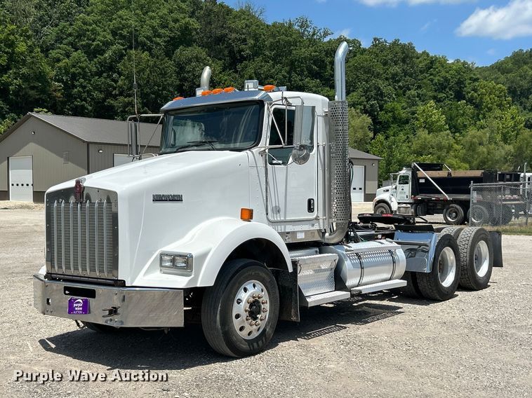 image for item FC2846 2014 Kenworth T800 semi truck