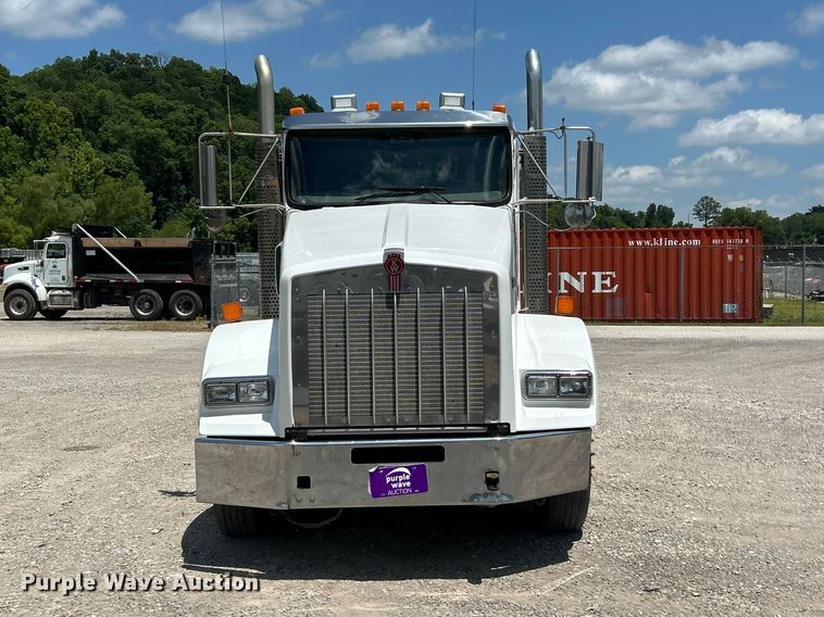 image for item FC2846 2014 Kenworth T800 semi truck