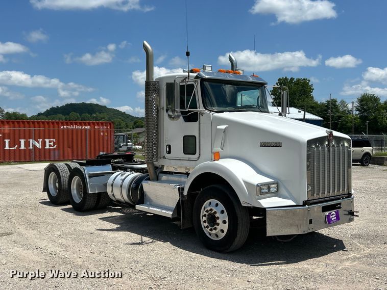 image for item FC2846 2014 Kenworth T800 semi truck