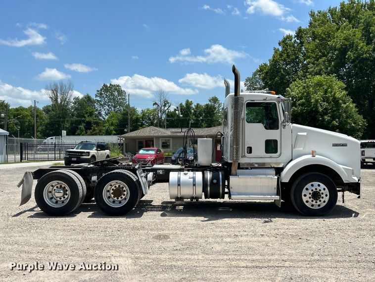 image for item FC2846 2014 Kenworth T800 semi truck