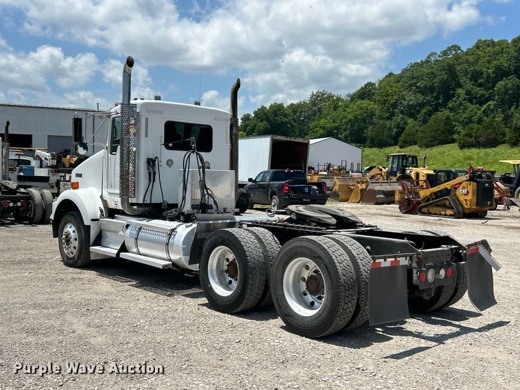 image for item FC2846 2014 Kenworth T800 semi truck