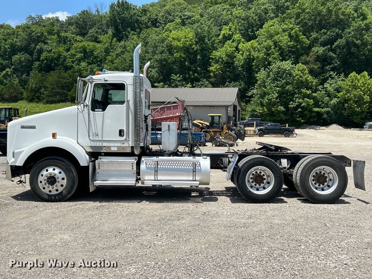 image for item FC2846 2014 Kenworth T800 semi truck
