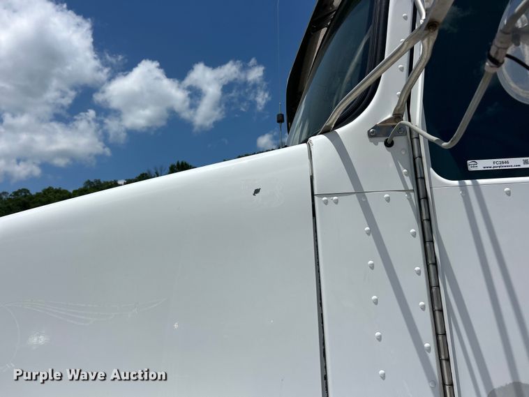 image for item FC2846 2014 Kenworth T800 semi truck