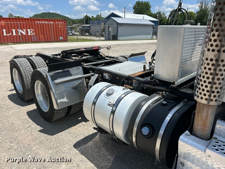 image for item FC2846 2014 Kenworth T800 semi truck