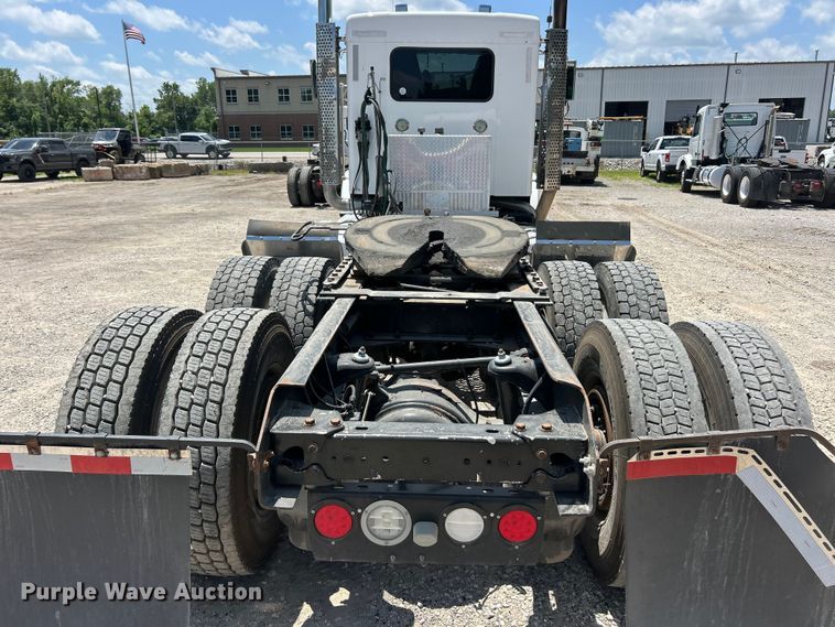 image for item FC2846 2014 Kenworth T800 semi truck