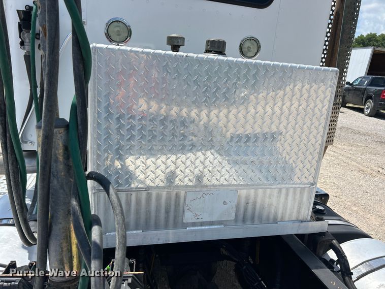 image for item FC2846 2014 Kenworth T800 semi truck