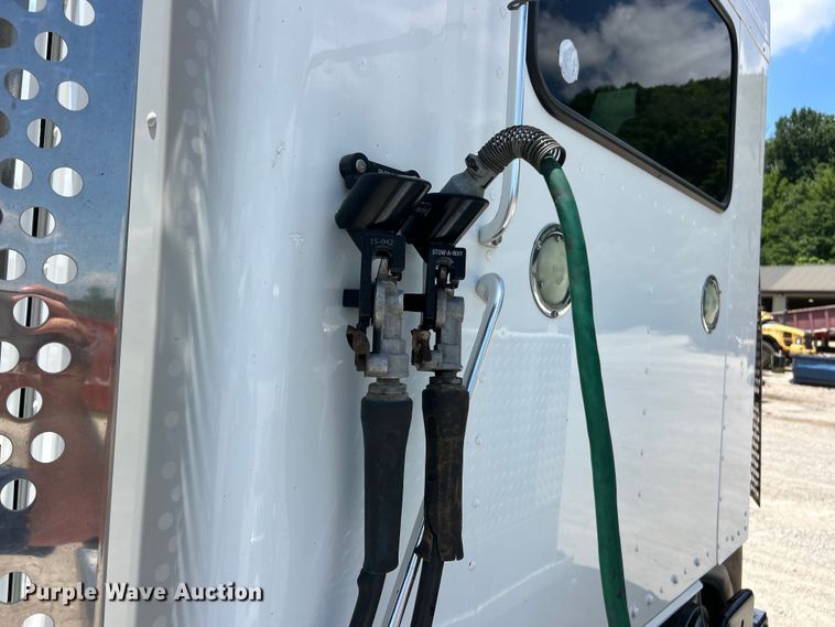 image for item FC2846 2014 Kenworth T800 semi truck