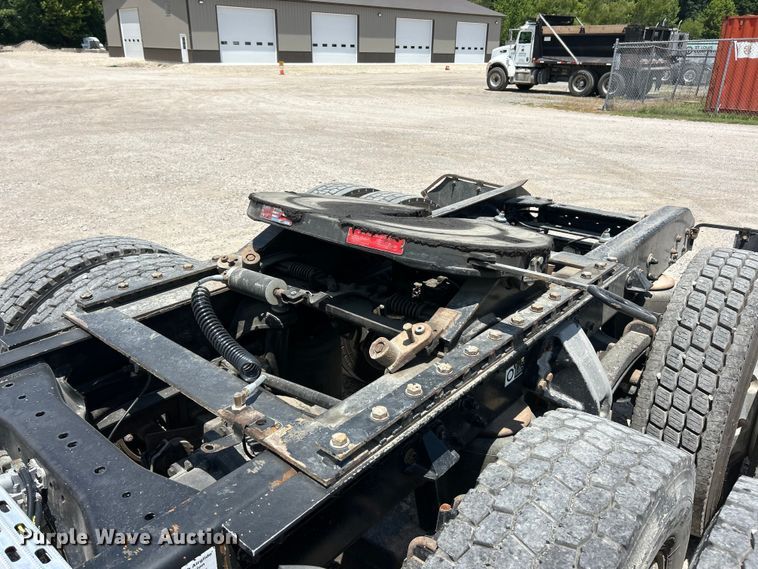 image for item FC2846 2014 Kenworth T800 semi truck